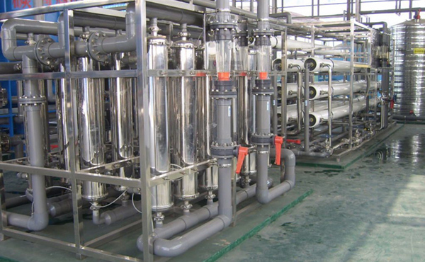      化工行业中的高纯水主要应用于电池行溶剂用纯水、化学分析、化工材料、产品清洗、物质的分离、浓缩、提纯，废物回收等场合的用水，对于水质要求相对来说不是太高，纯水电导率从0.1uS/cm-20uS/cm就基本上能满足要求。香蕉福利视频公司可根据客户对水质的具体要求，采用反渗透，离子交换，EDI等超纯水生产工艺的不同组合，生产出即经济实用，又